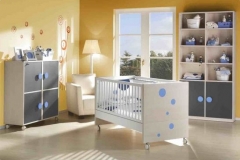 DORMITORIO INFANTIL CON CUNA, LIBRERÍA CON BAJO DE PUERTA Y MÓDULO DE CUATRO PUERTAS.