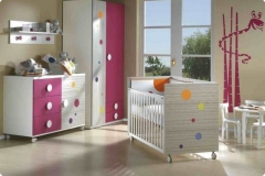 DORMITORIO INFANTIL CON CUNA , CÓMODA Y ARMARIO. TODOS LOS MUEBLES DE PUERICULTURA SE FABRICAN EN DIFERENTES ACABADOS.