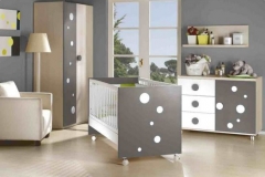 DORMITORIO INFANTIL CON : CUNA, ARMARIO DE DOS PUERTAS,CÓMODA CON TRES CAJONES Y PUERTA Y ESTANTE DE PARED