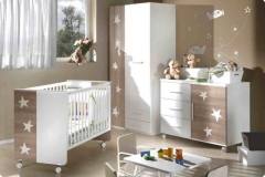 DORMITORIO INFANTIL CON ARMARIO DE DOS PUERTAS, CUNA Y CÓMODA CON TRES CAJONES Y PUERTA.