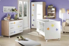 DORMITORIO INFANTIL CON CUNA, ARMARIO DE DOS PUERTAS, CÓMODA DE CUATRO CAJONES Y CAMBIADOR DE PARED. GRAN VARIEDAD DE TEXTILES PARA VESTIR LOS MUEBLES DE PUERICULTURA.