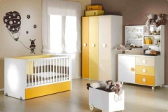 DORMITORIO INFANTIL CON CUNA CONVERTIBLE, ARMARIO DE TRES PUERTAS, CÓMODA DE TRES CAJONES Y PUERTA Y CAMBIADOR DE PARED CON ESTANTERÍA.