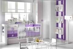 DORMITORIO INFANTIL CON CUNA CONVERTIBLE, ARMARIO DE RINCÓN Y ESTANTERÍA CON CUBOS.