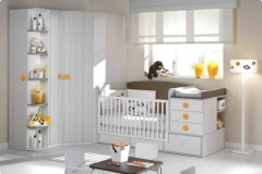 DORMITORIO INFANTIL CON CUNA CONVERTIBLE, ARMARIO DE RINCÓN CON TERMINAL ZAPATERO. DIFERENTES ACABADOS Y TEXTILES PARA VESTIR LOS MUEBLES DE PUERICULTURA.
