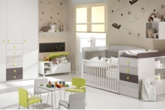 DORMITORIO INFANTIL CON ARMARIO DE TRES PUERTAS Y CHINFONIER, BAÚL, CUBO DE PARED Y CUNA CONVERTIBLE.