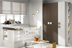 DORMITORIO INFANTIL CON CUNA CONVERTIBLE CON CAMBIADOR, ARMARIO DE TRES PUERTAS CON ESTANTERÍA.