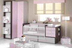 DORMITORIO INFANTIL CON CUNA CONVERTIBLE,Y ARMARIO DE RINCÓN CON ESTANTERÍA CON CUBOS.