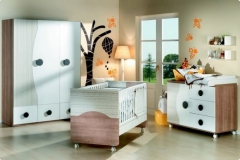 DORMITORIO INFANTIL CON CUNA, ARMARIO DE TRES PUERTAS CON CAJONES EXTERIORES Y CÓMODA CAMBIADOR CON PUERTA Y CAJONES. TODO EL MOBILIARIO DE PUERICULTURA SE FABRICA EN DIFERENTES ACABADOS.