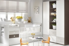 DORMITORIO INFANTIL CON CUNA CONVERTIBLE Y ARMARIO CON CAJONES EXTERIORES Y ESTANTERÍA.
