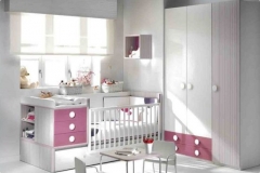 DORMITORIO INFANTIL CON CUNA CONVERTIBLE, CUBO DE PARED Y ARMARIO DE TRES PUERTAS CON CAJONES VISTOS.