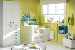 DORMITORIO INFANTIL CON CUNA CONVERTIBLE, ARMARIO, BAÚL Y CUBOS DE PARED.