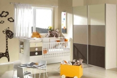 DORMITORIO INFANTIL CON CUNA CONVERTIBLE Y ARMARIO DE PUERTAS CORREDERAS. TODOS LOS MODELOS SE HACEN CON DIFERENTES ACABADOS Y DIFERENTES TIRADORES.