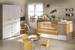 DORMITORIO INFANTIL CON CUNA CONVERTIBLE EN ACABADO NOGAL, COMBINADO CON NARANJA Y BLANCO.