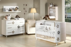 DORMITORIO INFANTIL COMPUESTO POR : CUNA, CÓMODA DE SEIS CAJONES, ESTANTE Y CAMBIADOR DE PARED. PARA TODOS LOA MUEBLES DE PUERICULTURA HAY DIFERENTES TEXTILES PARA COMBINAR.
