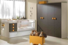 HABITACIÓN INFANTIL, CON CUNA CONVERTIBLE EN MAPLE, MOKA Y BLANCO, CON TIRADORES FLOR.