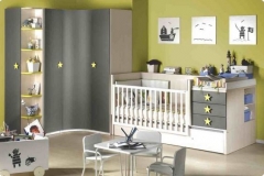 HABITACIÓN INFANTIL CON CUNA CONVERTIBLE EN ACABADO MAPLE, COMBINADO CON UN ACABADO PIZARRA Y TIRADOR DE ESTRELLA EN PISTACHO.