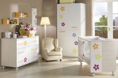 DORMITORIO INFANTIL CON ARMARIO, CUNA, CÓMODA DE SEIS CAJONES CON CAMBIADOR.