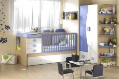 DORMITORIO INFANTIL CON CUNA CONVERTIBLE Y ARMARIO CON TERMINAL, EN NOGAL CLARO COMBINADO CON AZUL Y BLANCO.