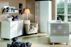 DORMITORIO INFANTIL CON CUNA, ARMARIO DE DOS PUERTAS, ESTANTE DE PARED Y CÓMODA DE PUERTA Y TRES CAJONES. TODOS LOS MUEBLES DE PUERICULTURA SE FABRICAN EN DIFERENTES ACABADOS.