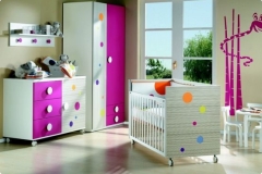 DORMITORIO INFANTIL CON CUNA, ARMARIO, ESTANTE PERCHERO Y CÓMODA CAMBIADOR CON PUERTA Y TRES CAJONES. TODOS LOS MUEBLES DE PUERICULTURA SE HACEN EN DIFERENTES ACABADOS.