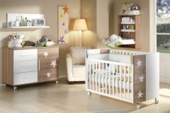 DORMITORIO INFANTIL EN NOGAL Y BLANCO, CON CUNA, CÓMODA DE TRES CAJONES Y PUERTA ,ESTANTE Y CAMBIADOR ABATIBLE DE PARED.