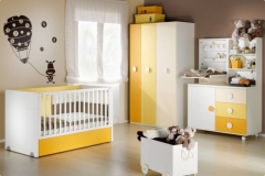 DORMITORIO INFANTIL, CON CUNA CONVERTIBLE, CÓMODA DE CAJONES Y PUERTA, ARMARIO DE TRES PUERTAS, ESTANTERÍA Y CAMBIADOR ABATIBLE.