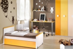 YA HEMOS TRANSFORMADO LA CUNA CONVERTIBLE EN UNA MINI CAMA CON MESA ESTUDIO.