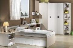 YA HEMOS TRANSFORMADO LA CUNA CONVERTIBLE, EN CAMA NIDO, MESA ESTUDIO CON MUEBLE DE CAJONES Y MESILLA DIÁFANA.