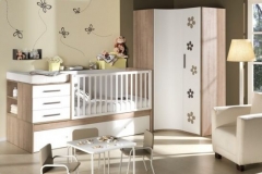 DORMITORIO INFANTIL CON CUNA CONVERTIBLE Y ARMARIO DE RINCÓN. ACABADO NOGAL Y BLANCO.