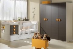 DORMITORIO INFANTIL CON CUNA CONVERTIBLE Y ARMARIO DE CUATRO PUERTAS.