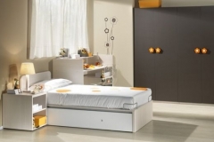 TRANSFORMADA EN UNA CAMA NIDO, MESA ESTUDIO CON MUEBLE DE CAJONES Y MESILLA DIÁFANA.