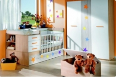 DORMITORIO INFANTIL CON CUNA CONVERTIBLE Y ARMARIO DE TRES PUERTAS. TODOS LOE MUEBLES DE PUERICULTURA SE FABRICAN EN DIFERENTES ACABADOS.