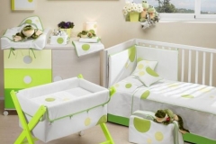 DORMITORIO INFANTIL CON CUNA , CUCO Y CÓMODA CAMBIADOR DE CAJONES Y PUERTA. DIFERENTES TEXTILES PARA VESTIR LOS MUEBLES DE PUERICULTURA.