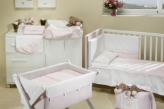 DORMITORIO INFANTIL CON CUNA , CUCO Y CÓMODA CAMBIADOR DE CAJONES Y PUERTA. DIFERENTES TEXTILES PARA VESTIR LOS MUEBLES DE PUERICULTURA.