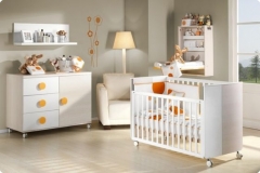 DORMITORIO INFANTIL CON CUNA, CÓMODA, ESTANTE Y CAMBIADOR DE PARED.