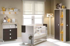 DORMITORIO INFANTIL CON ARMARIO Y TERMINAL ZAPATERO, CÓMODA DE CAJONES Y ESTANTE CON PERCHERO.