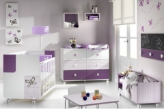 DORMITORIO INFANTIL CON CUNA, BAÚL PERCHERO, CÓMODA DE SEIS CAJONES Y CUBOS DE PARED.
