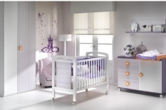 DORMITORIO INFANTIL CON CUNA, ARMARIO DE DOS PUERTAS, CÓMODA CAMBIADOR Y ESTANTE DE PARED. GRAN VARIEDAD DE TEXTILES PARA VESTIR LOS MUEBLES DE PUERICULTURA.