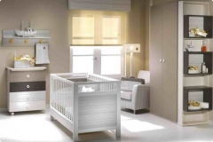 DORMITORIO INFANTIL CON CUNA, ARMARIO CON ESTANTERÍA CON CUBOS, CHIFONIER Y ESTANTE PERCHERO.