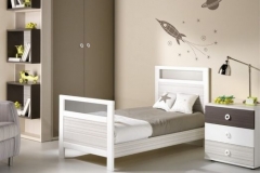 DORMITORIO INFANTIL CON CAMA, MESILLA Y ARMARIO CON ESTANTERÍA DE CUBOS.