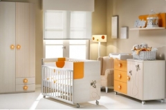 DORMITORIO INFANTIL CON CUNA, ARMARIO DE DOS PUERTAS CON CAJONES VISTOS, CÓMODA CON PUERTA Y CAJONES Y ESTANTE DE PARED.