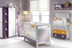 DORMITORIO INFANTIL CON CUNA, ARMARIO DE UNA PUERTA CON TERMINAL ZAPATERO, CÓMODA BAÑERA Y ESTANTE PERCHERO.