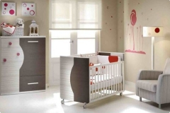 DORMITORIO INFANTIL CON CUNA Y CÓMODA. DIFERENTES ACABADOS Y TEXTILES PARA TODOS LOS MUEBLES DE PUERICULTURA.