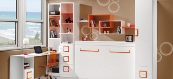 HABITACIÓN INFANTIL EN LACA BLANCA Y NARANJA , CON CAMA ABATIBLE HORIZONTAL, ARMARIO, CHINFFONIER CON LIBRERÍA, ESTANTERÍA Y MESA ESTUDIO