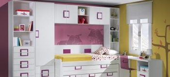 DORMITORIO JUVENIL EN LACA BLANCA COMBINADA CON DETALLES EN MORADO; COMPUESTO POR UN COMPACTO CON ARRIMADERO, PUENTE, LIBRERÍA, ARMARIO DE UNA PUERTA, CHIFONIER CON ESTANTERÍA, MESA ESTUDIO Y ARCÓN EXTRAÍBLE