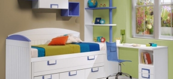 DORMITORIO INFANTIL LACADO EN BLANCO CON DETALLES EN AZUL; COMPUESTO POR : CAMA COMPACTO, ARRIMADERO, ARCÓN EXTRAÍBLE, MESA ESTUDIO , ESTANTERÍA CURVA, ALTO TRAMPÓN Y CUBOS.