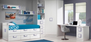 DORMITORIO INFANTIL LACADO EN BLANCO CON DETALLES EN AZUL ; COMPUESTO POR CAMA COMPACTA CON DOBLE FILA DE CAJONES, MESA ESTUDIO, ARMARIO DE RINCÓN, CHIFONIER CON ESTANTERÍA, MESA ESTUDIO Y ESTANTES DE PARED CON CARTELAS.