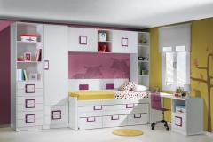 DORMITORIO JUVENIL EN LACA BLANCA COMBINADA CON DETALLES EN MORADO; COMPUESTO POR UN COMPACTO CON ARRIMADERO, PUENTE, LIBRERÍA, ARMARIO DE UNA PUERTA, CHIFONIER CON ESTANTERÍA, MESA ESTUDIO Y ARCÓN EXTRAÍBLE