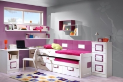 DORMITORIO JUVENIL EN LACA BLANCA Y MORADA; COMPUESTO POR UN COMPACTO CON LA SEGUNDA CAMA ABIERTA Y CAJONES BAJOS, CHIFONIER, MESA ESTUDIO, ARCÓN EXTRAÍBLE, ESTANTES CON CARTELAS Y CUBOS DE PARED.
