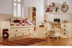 DORMITORIO JUVENIL LACADO EN MARFIL CON TIRADOR DE BOTÓN; COMPUESTO POR : CAMA COMPACTA CON BAJO DE CAJONES Y ARRIMADERO, MESILLA, MESA ESTUDIO, LIBRERÍA Y ESTANTES DE PARED.